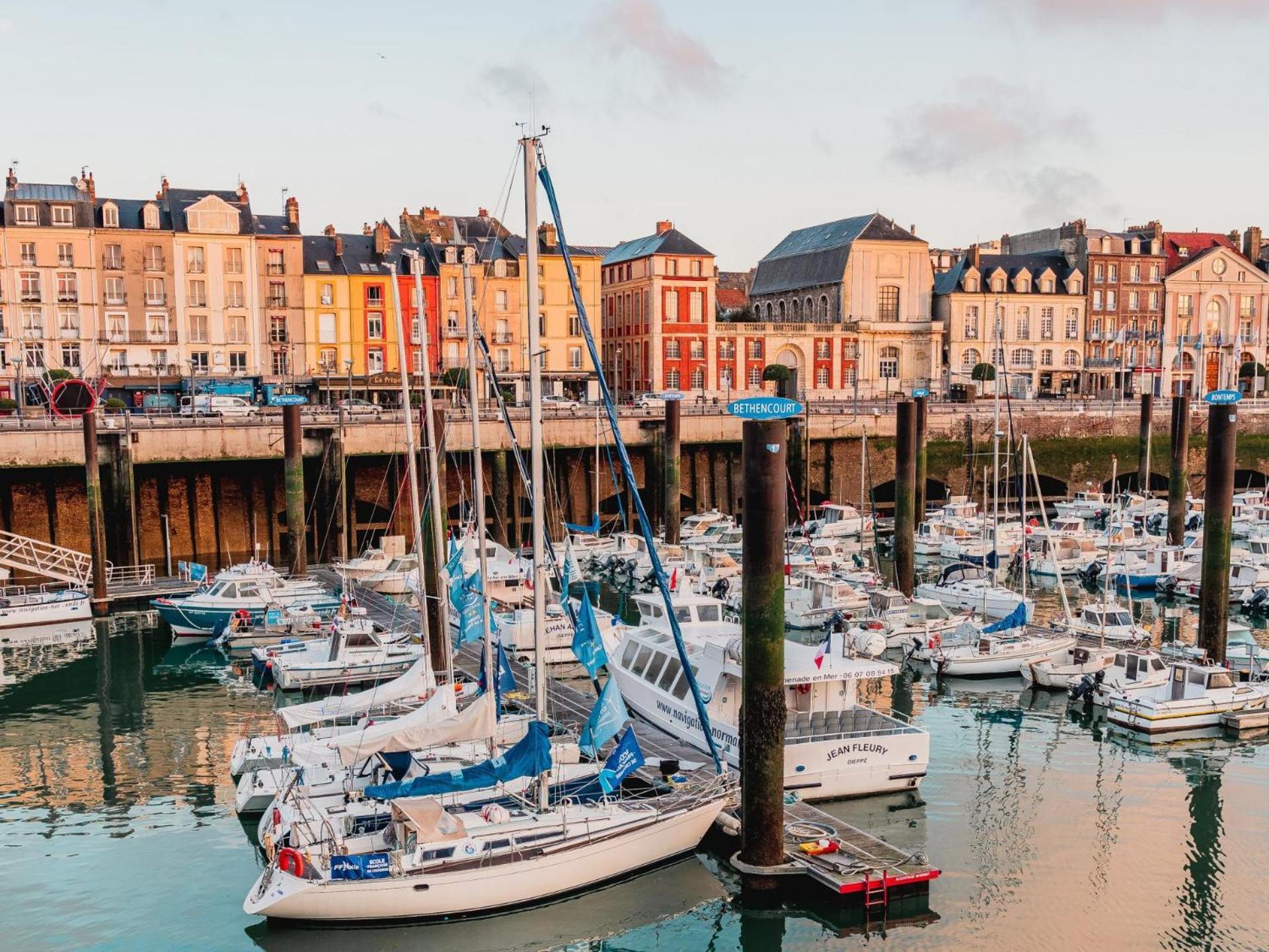 "Hinkley" Centre Ville Place De Parking Prive Dieppe Exterior foto